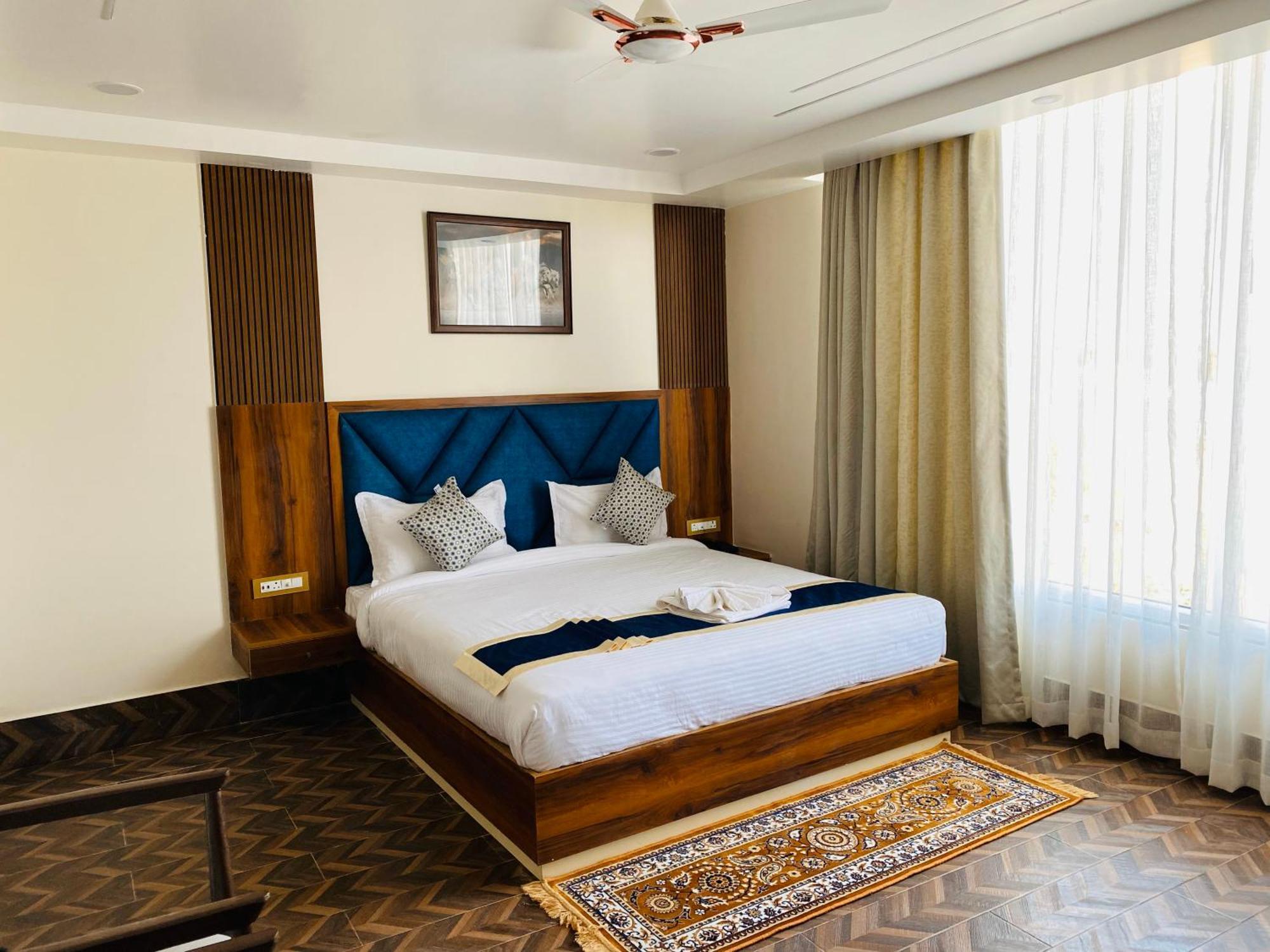 Hotel Maa Laxmi Palace 德奥加尔 外观 照片